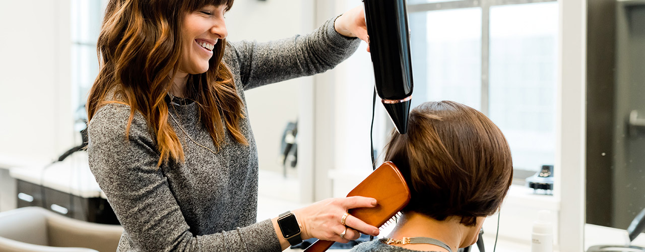 Capacitação de mulheres ganha destaque para empreendedoras no ramo da beleza